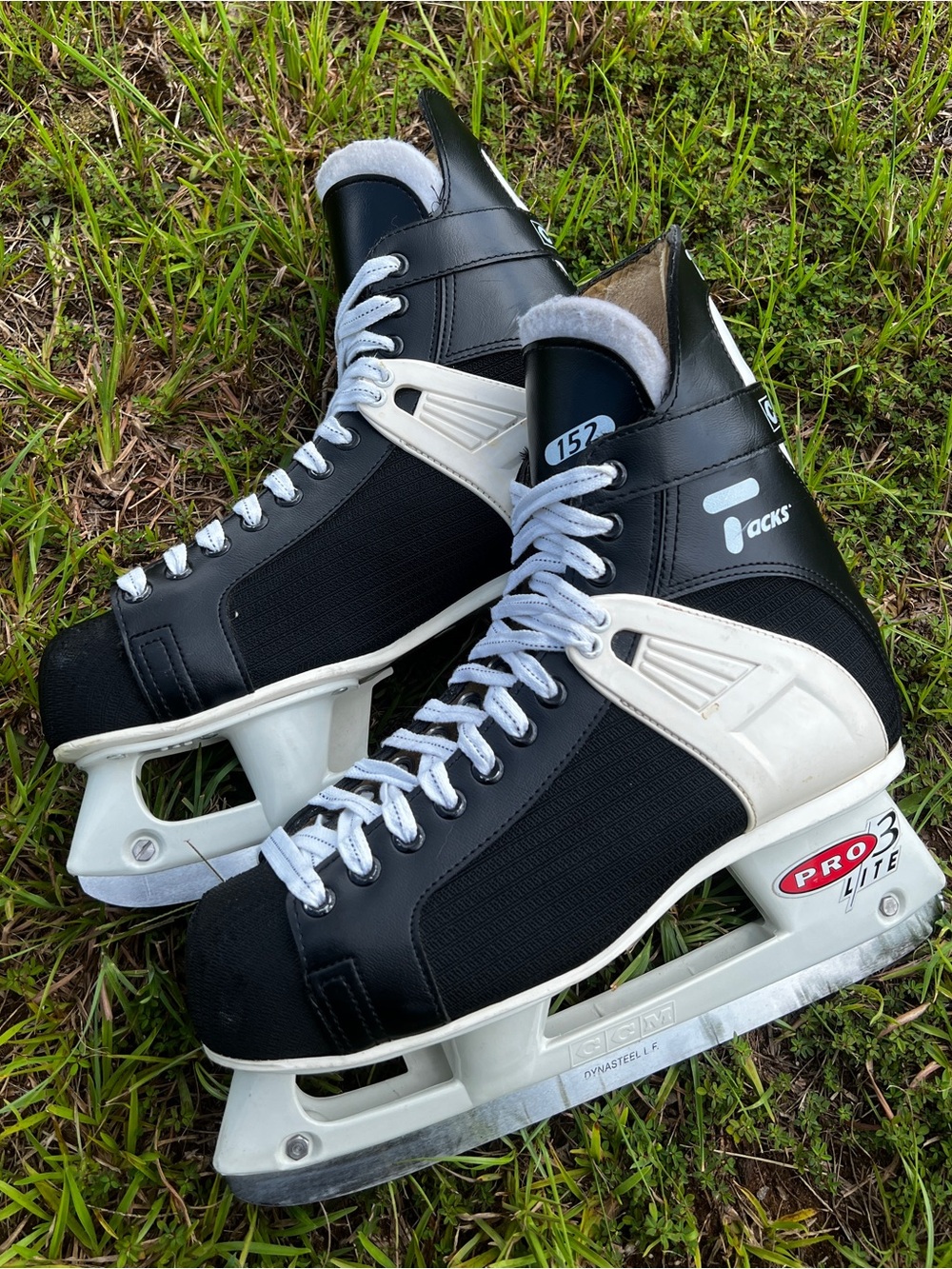 CLEAN Vintage CCM size 11 Mens Tacks 152 Ice Skate Boots